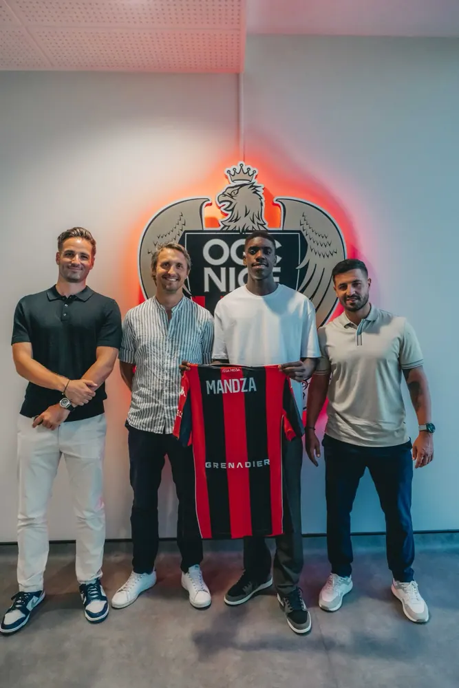 Signature de Junior Mandza à l'OGC Nice, photo 1