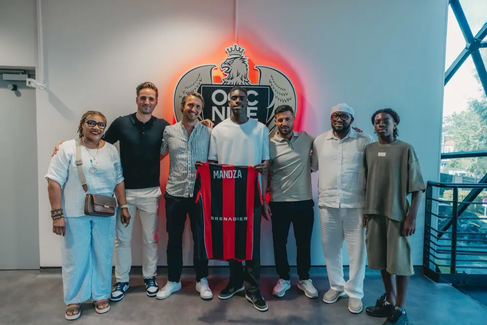 Signature de Junior Mandza à l'OGC Nice, photo 2