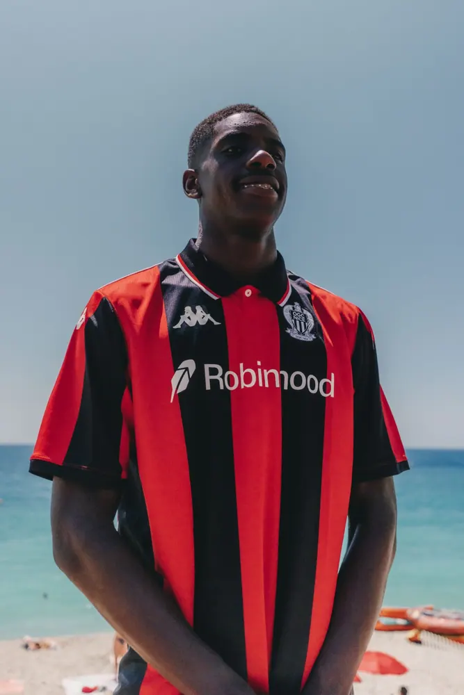Signature de Junior Mandza à l'OGC Nice, photo 4