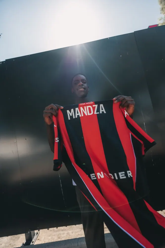 Signature de Junior Mandza à l'OGC Nice, photo 8