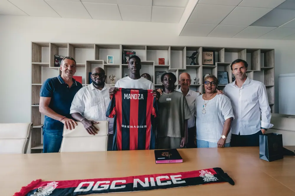 Signature de Junior Mandza à l'OGC Nice, photo 15