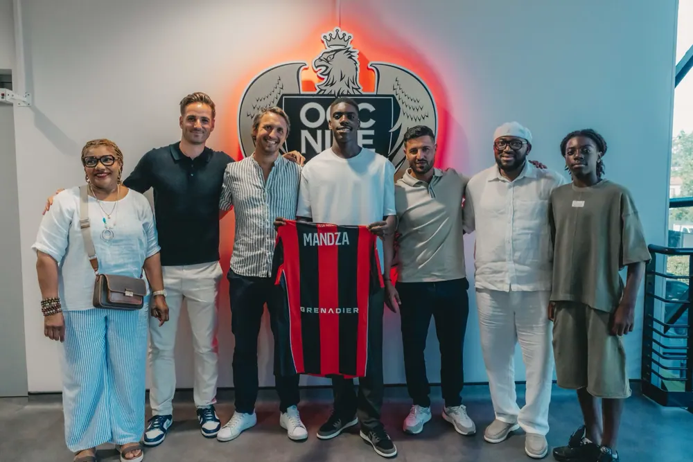 Signature de Junior Mandza à l'OGC Nice, photo 17